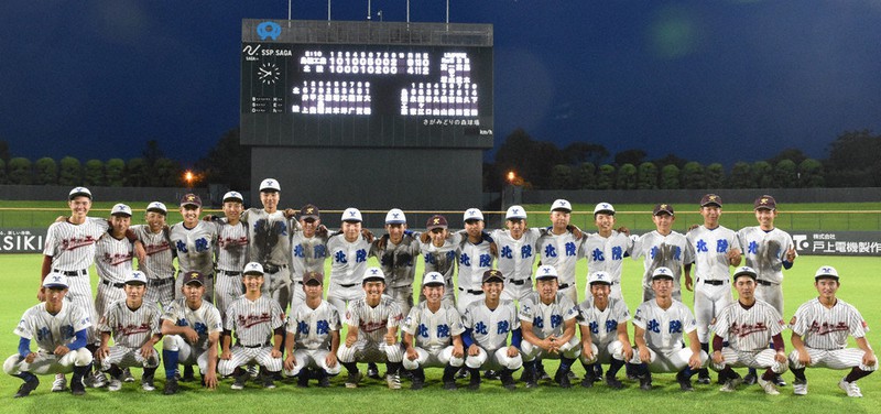 引退試合を行った北陵高と鳥栖工高の3年生たち