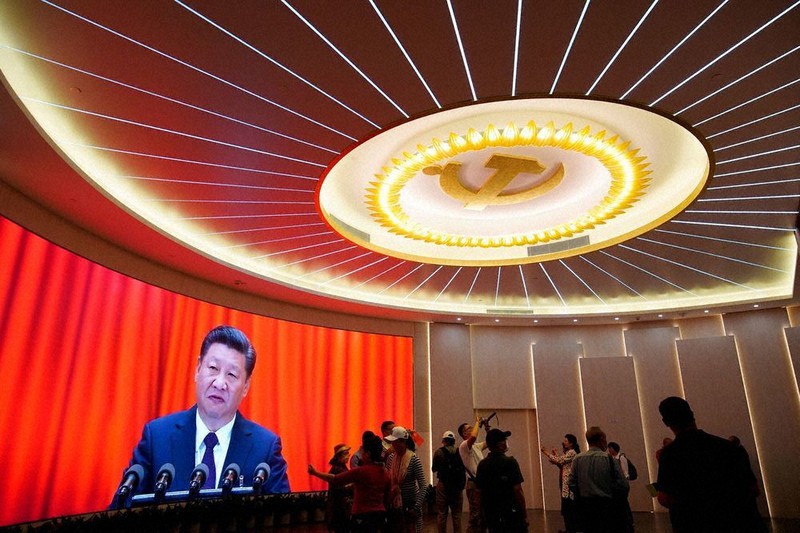 中国共産党創建100周年記念のイベント会場のスクリーンに映し出された習近平国家主席の画像=上海で6月4日、ロイター