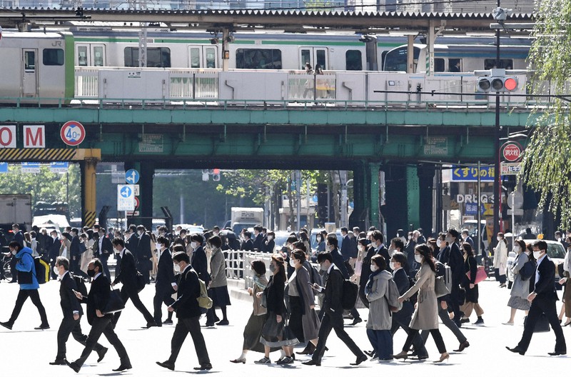 3回目の緊急事態宣言発令後、初の平日の朝に出勤する人たち=東京都港区のJR新橋駅前で2021年4月26日、竹内紀臣撮影
