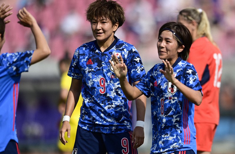 【日本-ウクライナ】前半、追加点を決めて喜ぶ岩渕真奈(右)=エディオンスタジアム広島で2021年6月10日、藤井達也撮影