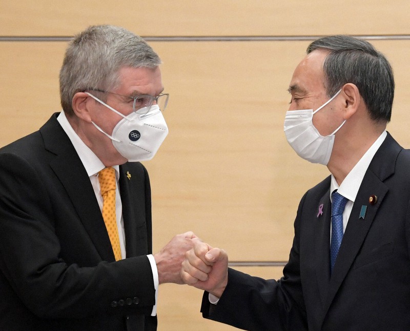 会談前に「グータッチ」をする菅義偉首相(右)とIOCのトーマス・バッハ会長=首相官邸で2020年11月16日午前11時17分、竹内幹撮影