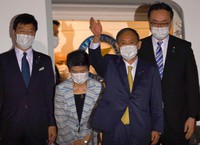 Japanese Prime Minister Yoshihide Suga waves his hand before he gets on plane at Tokyo's Haneda Airport  on June 10, 2021, to depart for Britain to attend a summit of the Group of Seven industrialized countries.(Mainichi/Ririko Maeda)