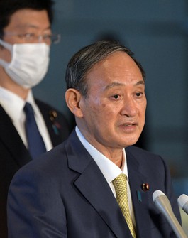 Japanese Prime Minister Yoshihide Suga speaks to reporters on June 10, 2021, at his office in Tokyo. (Mainichi/Kan Takeuchi)