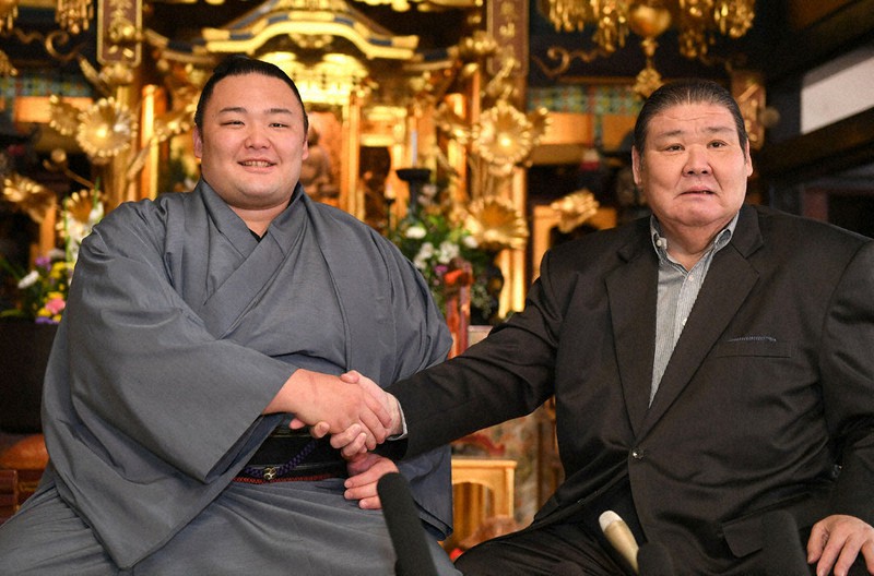 大相撲九州場所番付発表の記者会見で高砂親方と握手する朝乃山=福岡市中央区で2019年10月28日午後1時58分、矢頭智剛撮影