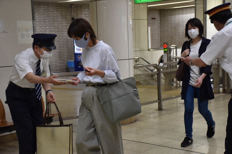 チラシを配る仙台市交通局の職員=仙台市太白区で2021年6月10日、面川美栄撮影