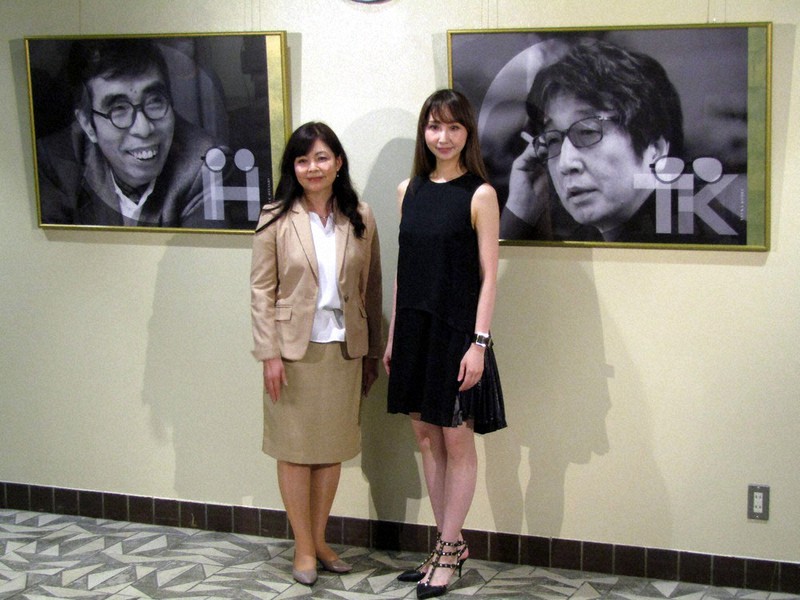 つかこうへいさん、井上ひさしさんのリトグラフの除幕式に参加した愛原実花さん(右)と井上麻矢さん=新宿区で