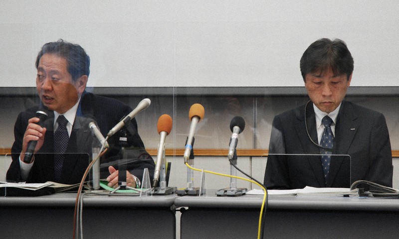 報道陣の質問に答える橘田昌哉代表(左)と石井武生所長=東京電力柏崎刈羽原発ビジターズハウスで2021年6月10日、内藤陽撮影
