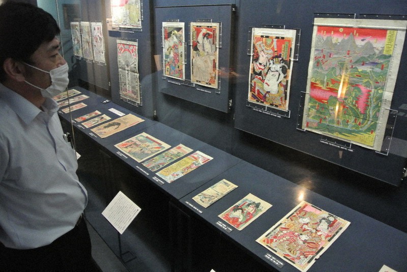 明治期に隆盛を極めた売薬版画=富山市本丸の市郷土博物館で、青山郁子撮影