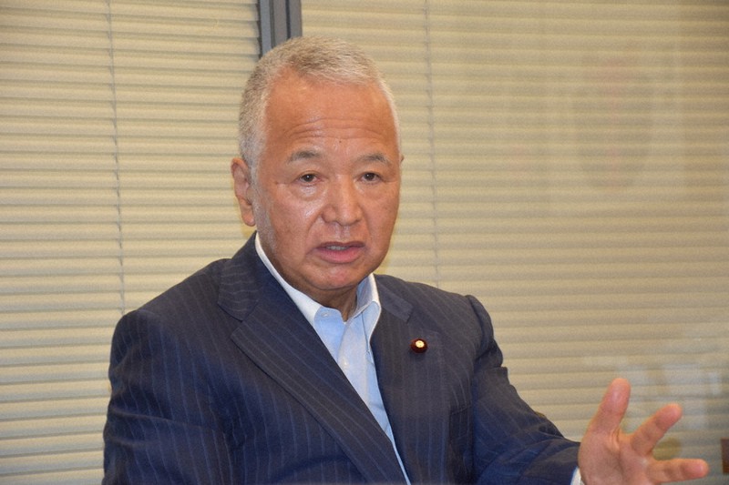 インタビューに答える甘利明衆院議員=東京都千代田区の衆院第2議員会館で5月、町野幸撮影