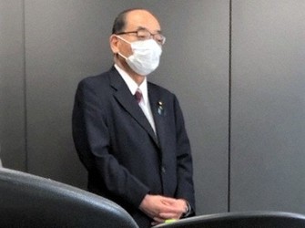 融資説明会と題した会合であいさつする自民党の佐藤明男衆院議員=東京都港区で3月29日