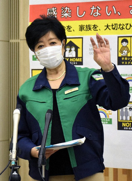 モニタリング会議終了後、東京都内の感染状況について説明する小池百合子知事=東京都庁で10日