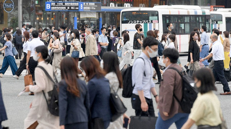 博多駅前の交差点を歩く人たち。東京、大阪に比べ緊急事態宣言による人出の抑制効果は小さかった=福岡市博多区で2021年6月10日午後5時45分、津村豊和撮影