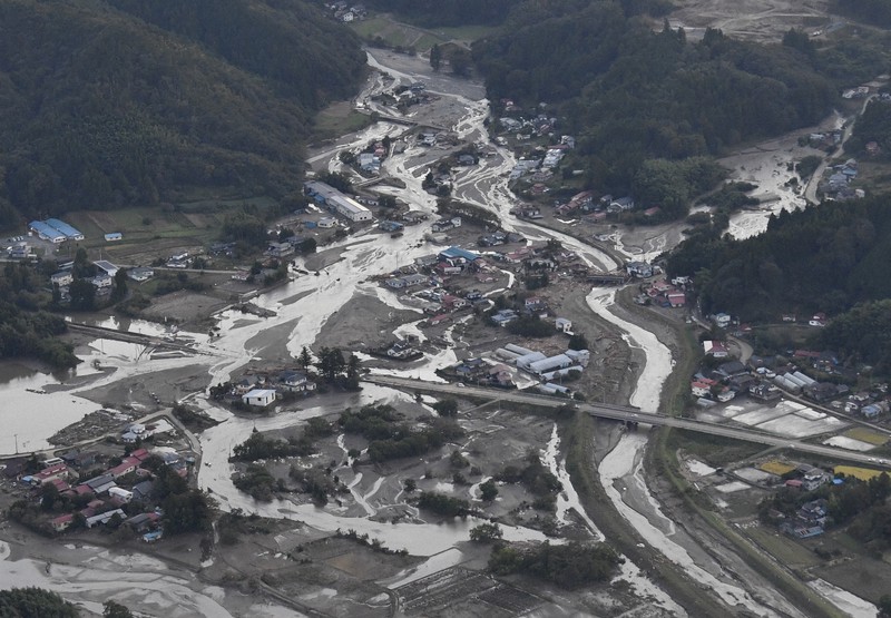 2019年の台風19号の影響で増水し、蛇行して流れた跡が残る阿武隈川の支流の五福谷川=宮城県丸森町で19年10月15日午後5時5分、本社ヘリから
