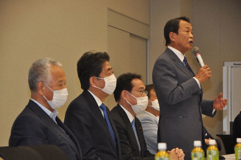 自民党の岸田文雄前政調会長(左から3番目)が発足させた「新たな資本主義を創る議員連盟」に参加した(左端から)甘利明税制調査会長、安倍晋三前首相、麻生太郎副総理兼財務相=国会内で2021年6月11日、小田中大撮影