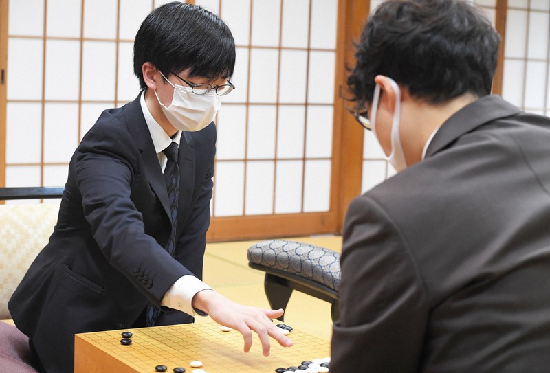 対局2日目に臨む挑戦者の芝野虎丸王座(左)=北九州市小倉北区のアートホテル小倉ニュータガワで2021年6月11日午前9時1分、上入来尚撮影
