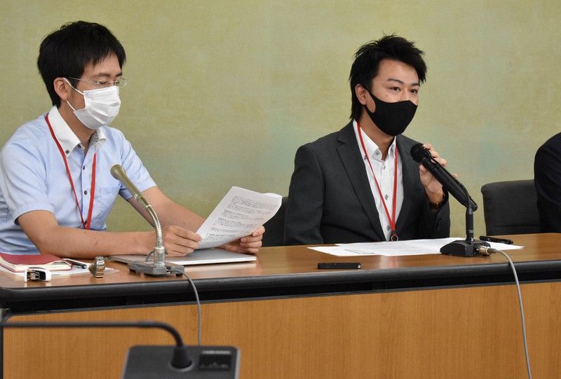 N高校の勤務実態について説明する現職の男性教員(右)=東京都千代田区で2021年6月11日午後1時57分、大久保昂撮影