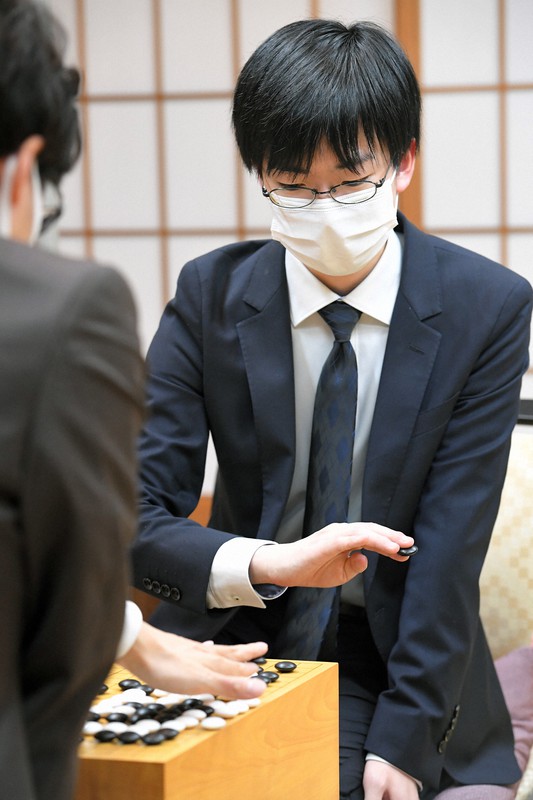 第76期本因坊決定戦七番勝負第4局で本因坊文裕に勝利し、感想戦で対局を振り返る芝野虎丸王座=北九州市小倉北区のアートホテル小倉ニュータガワで2021年6月11日午後3時44分、上入来尚撮影