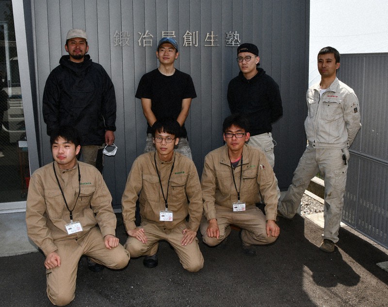 いざ 鍛冶屋塾へ 土佐打刃物職人 全国から応募 一から自分の手で 魅力 毎日新聞