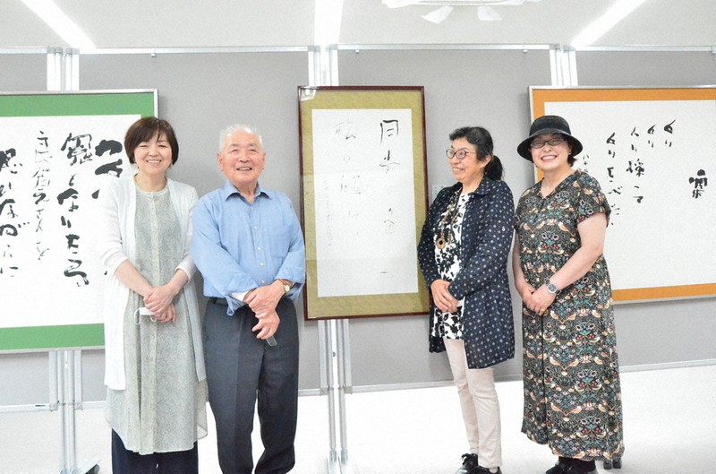 大和小舟さん(左から2人目)と群蜂会の会員らの作品が並んだ=宮城県石巻市で2021年6月11日、石丸整撮影