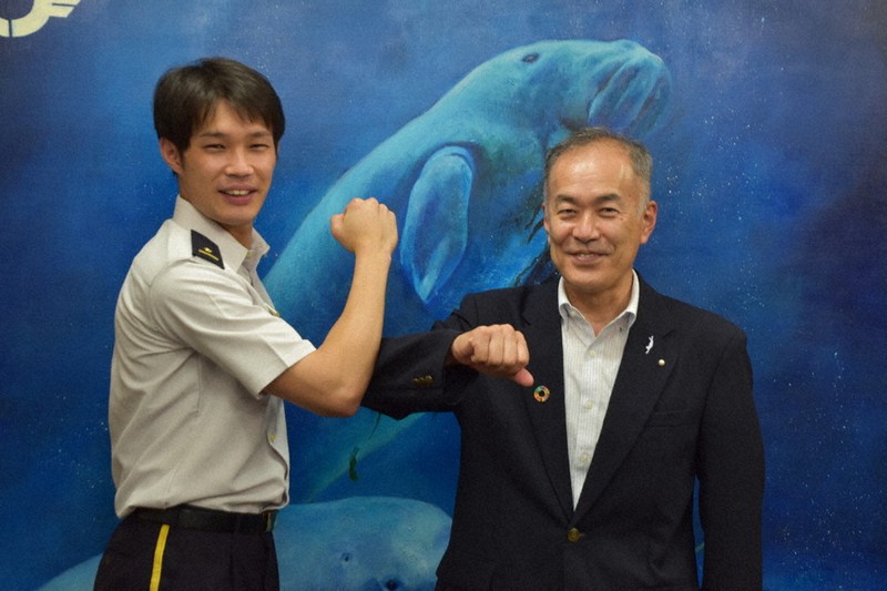 「試合を楽しんできます」と話す山田優選手(左)と、激励する中村欣一郎鳥羽市長=三重県鳥羽市役所の市長室で2021年6月11日、尾崎稔裕撮影