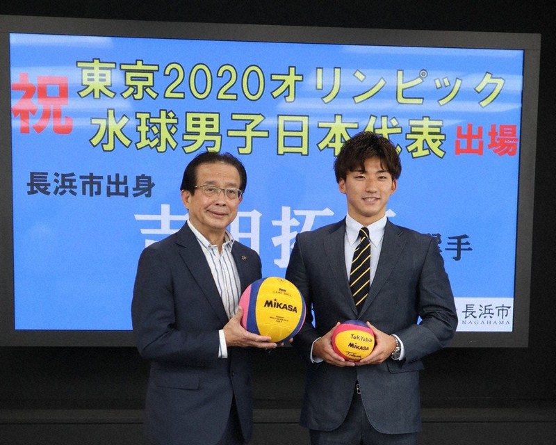 藤井勇治市長(左)から激励を受ける水球男子日本代表の吉田拓馬選手=長浜市役所で2021年6月11日午後1時18分、長谷川隆広撮影