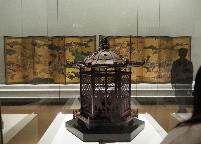 「鉄釣燈篭」(手前)と「東山名所図屏風」=京都市東山区の京都国立博物館で2021年6月7日午前11時29分、矢倉健次撮影