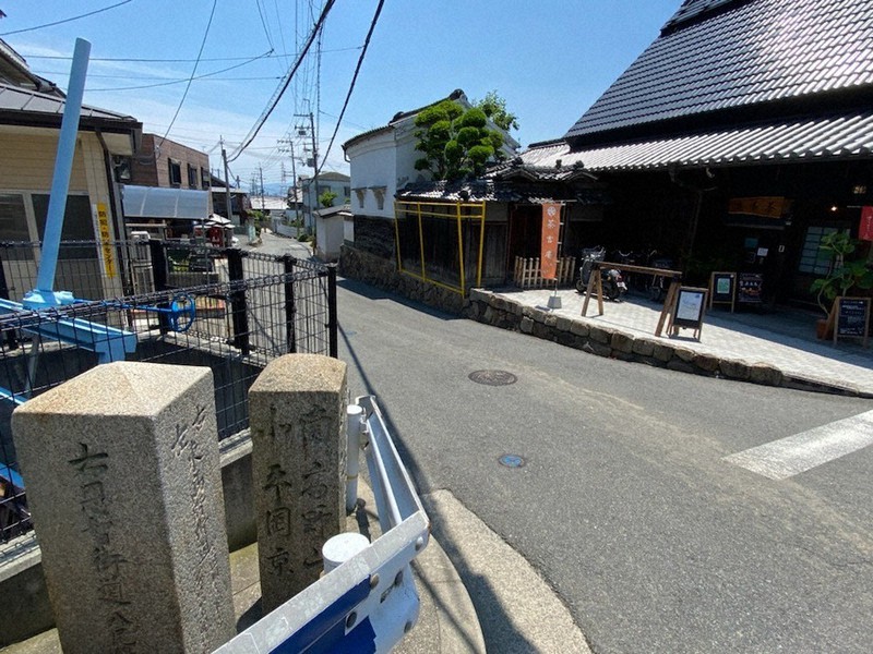 道標に茶店に白壁の蔵。なかなか心ひかれる光景だ=八尾市恩智中町5で2021年6月9日、松井宏員撮影
