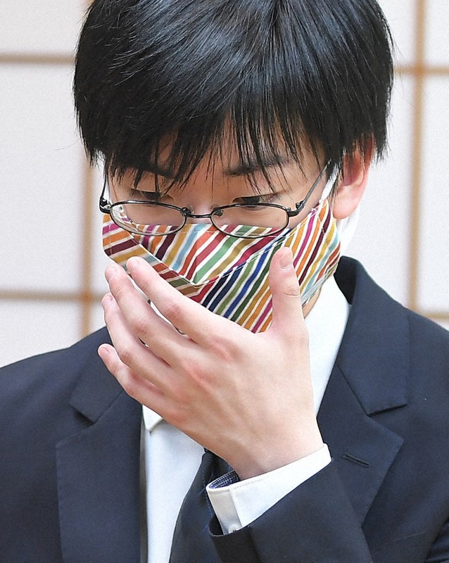 本因坊戦北九州対局の初日、SDGsをイメージした小倉織のマスクを着用した芝野虎丸王座=上入来尚撮影