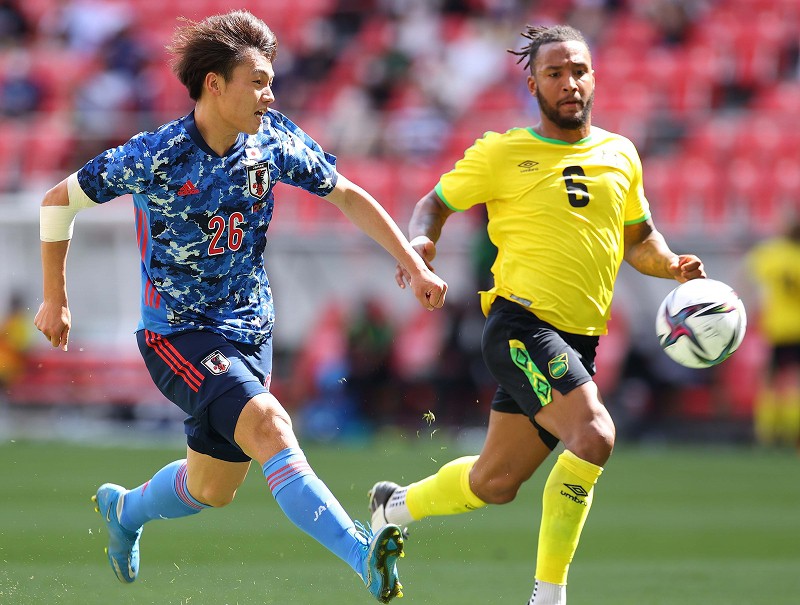 【U24日本―ジャマイカ】後半、チーム3点目のゴールを決める上田綺世(左)=豊田スタジアムで2021年6月12日、宮武祐希撮影