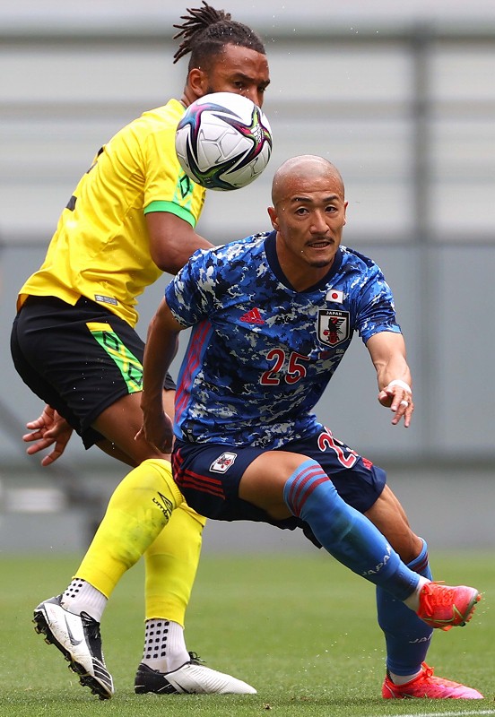 【U24日本―ジャマイカ】前半、ボールを追う前田大然(右)=豊田スタジアムで2021年6月12日、宮武祐希撮影