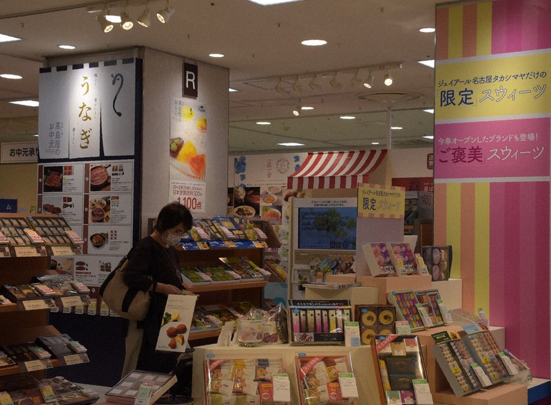 限定スイーツなどグルメ商品を強化したジェイアール名古屋高島屋のお中元特設会場=名古屋市中村区で2021年6月2日午後4時19分、酒井志帆撮影