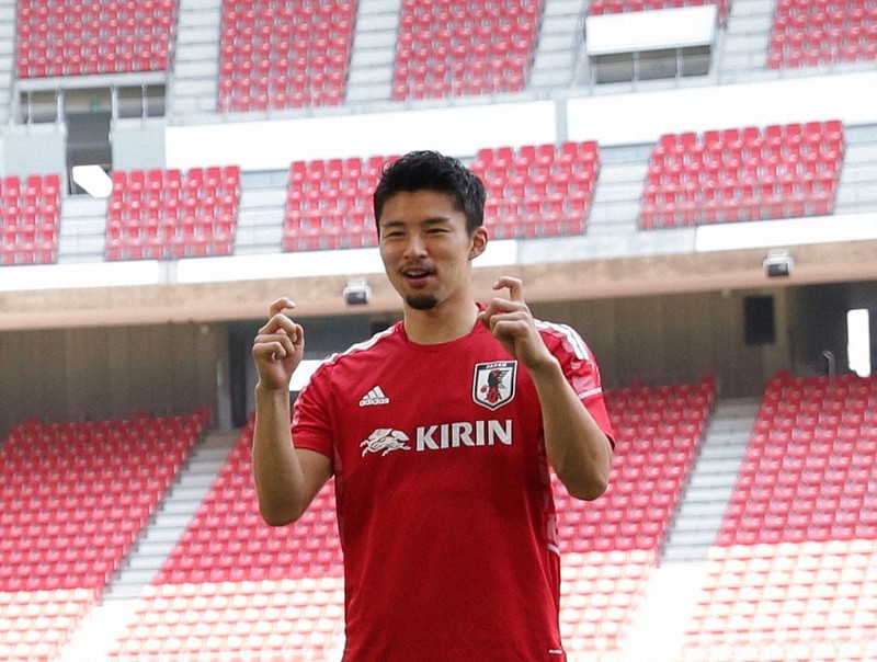 試合を観戦した聴覚障害を持つ子どもたちに手話でメッセージを送ったサッカーU24日本代表の中山雄太=日本サッカー協会提供