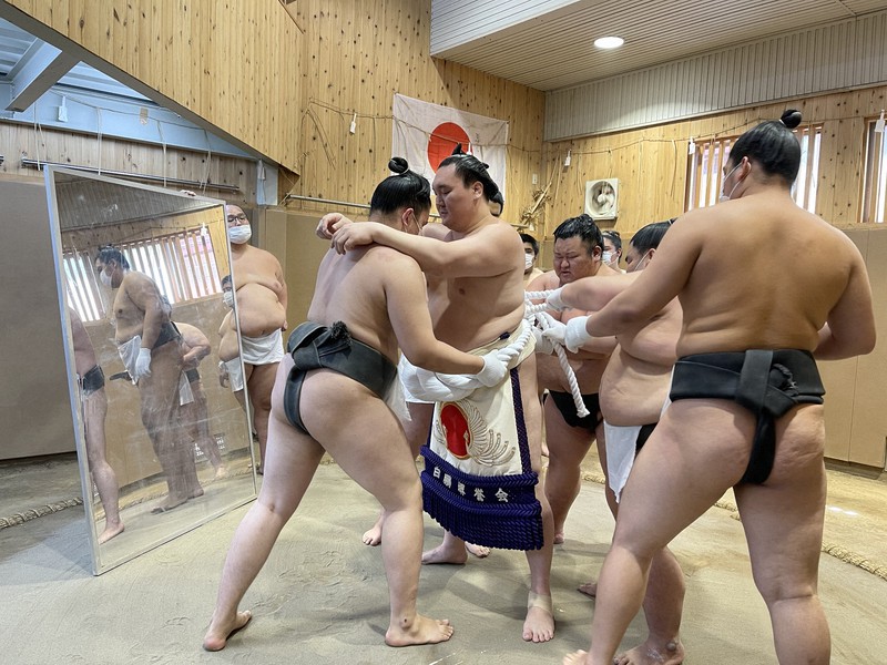 新しい綱を締める白鵬(中央)=東京都墨田区の宮城野部屋で2021年6月12日(代表撮影)