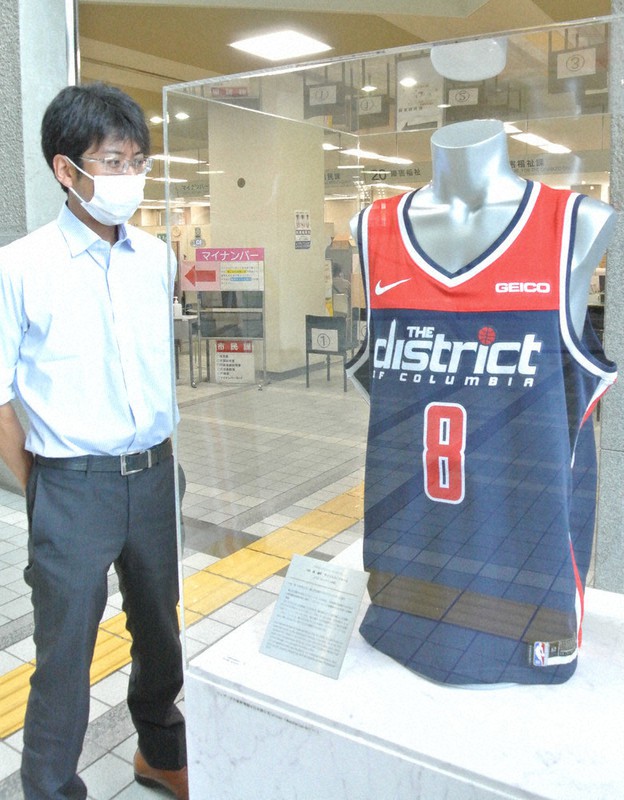 展示された八村塁選手のサイン入り公式ユニホーム=富山市新桜町の市役所で2021年6月10日、青山郁子撮影