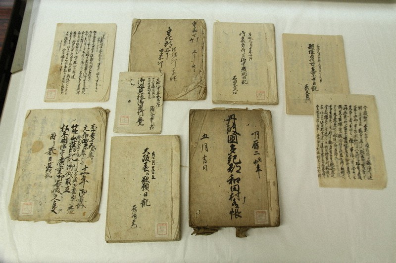 市に寄贈された石田家の古文書=丹波篠山市立中央図書館で2021年6月4日午前10時42分、幸長由子撮影