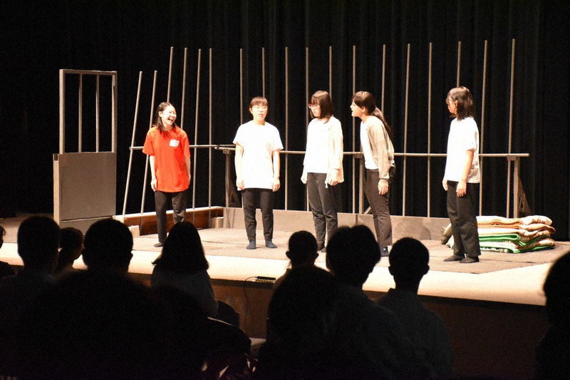 演劇フェスティバルで熱演する県立城ノ内高校・中等教育学校の生徒ら=徳島市八万町の県立21世紀館で2021年6月12日午後1時35分、岩本桜撮影