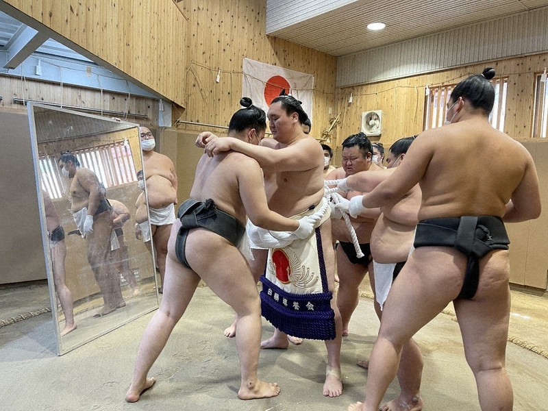 新しい綱を締める白鵬(中央)=東京都墨田区の宮城野部屋で2021年6月12日(代表撮影)