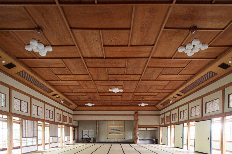 美しい木の模様も楽しめる大広間の格天井