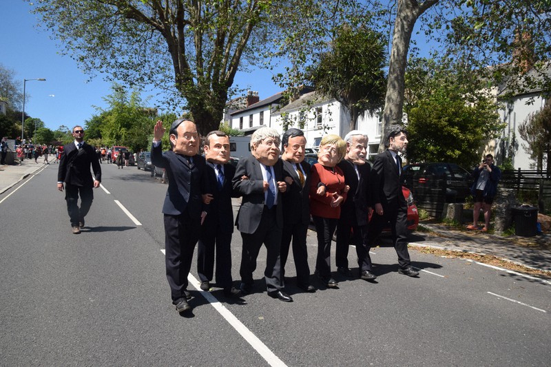 G7首脳を模したかぶりものを身につけてデモに参加する市民=英南西部コーンウォールで2021年6月12日、横山三加子撮影