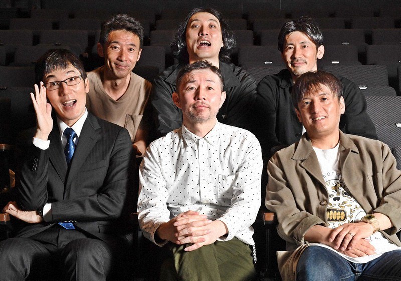 20周年を迎える「ザ・プラン9」の、(前列左から)浅越ゴエ、お〜い!久馬、ヤナギブソン、(後列左から)コヴァンサン、爆ノ介、きょうくん=大阪市北区で2021年4月24日、山崎一輝撮影