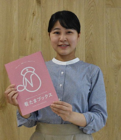 自ら制作したフリーペーパー「看たまブックス」を手にする野村奈々子さん=岐阜市神田町6で2021年5月24日、熊谷佐和子撮影