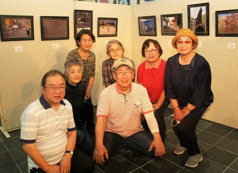 作品を前に来場を呼び掛ける会員