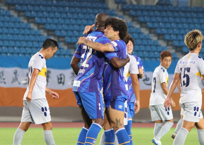 天皇杯2回戦で先制のPKを決め、抱き合って喜ぶイバルボ選手(中央左)とルアン選手