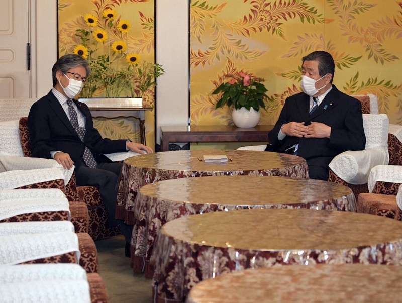 会談に臨む自民党の森山裕国対委員長(右)と立憲民主党の安住淳国対委員長=国会内で2021年6月14日午後5時半、竹内幹撮影
