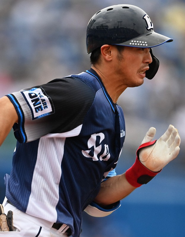 ヤクルト戦で一塁へ走る岸潤一郎=神宮球場で2021年6月5日、大西岳彦撮影