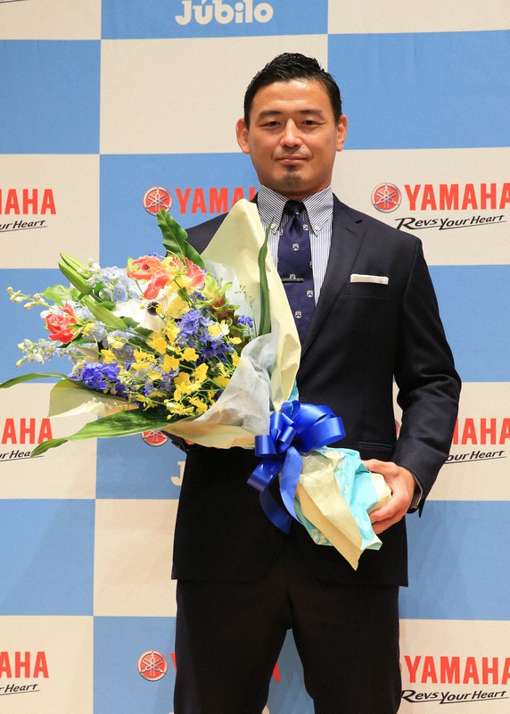 引退記者会見を終え、写真撮影に応じるラグビー元日本代表の五郎丸歩さん