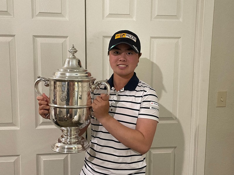 女子ゴルフメジャー大会・全米女子オープンの優勝トロフィーを掲げる笹生優花=本人提供