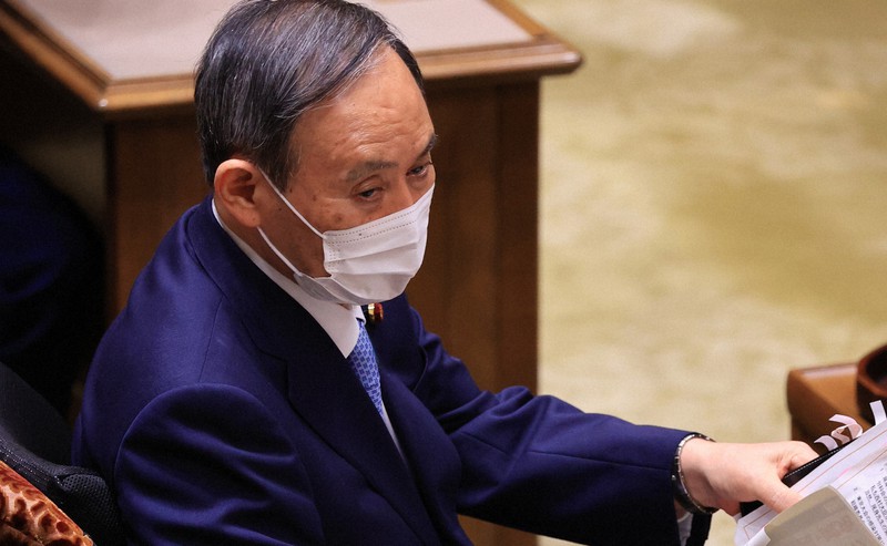 党首討論で資料を手にする菅義偉首相=国会内で2021年6月9日、梅村直承撮影