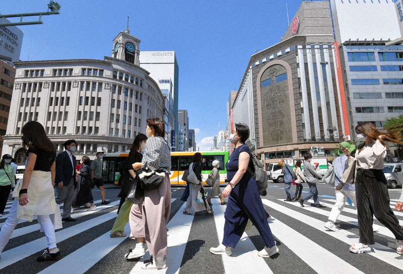 緊急事態宣言の再延長初日、銀座の街を歩く人たち=東京都中央区で2021年6月1日、手塚耕一郎撮影