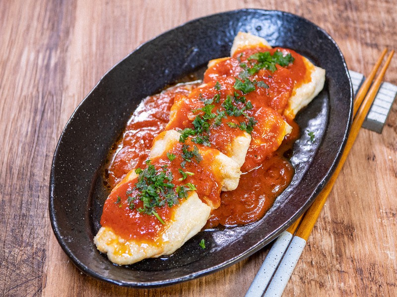 鶏ささみ肉のトマトソースソテー=亀田保さん撮影・提供